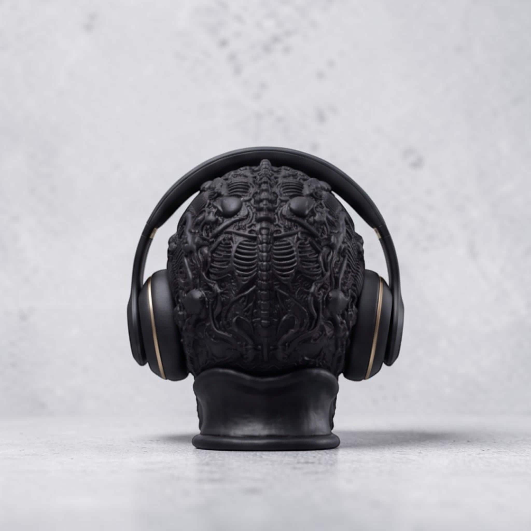 Gothic Skull Headphone Stand – Matte Black 3D Printed Gaming Decor