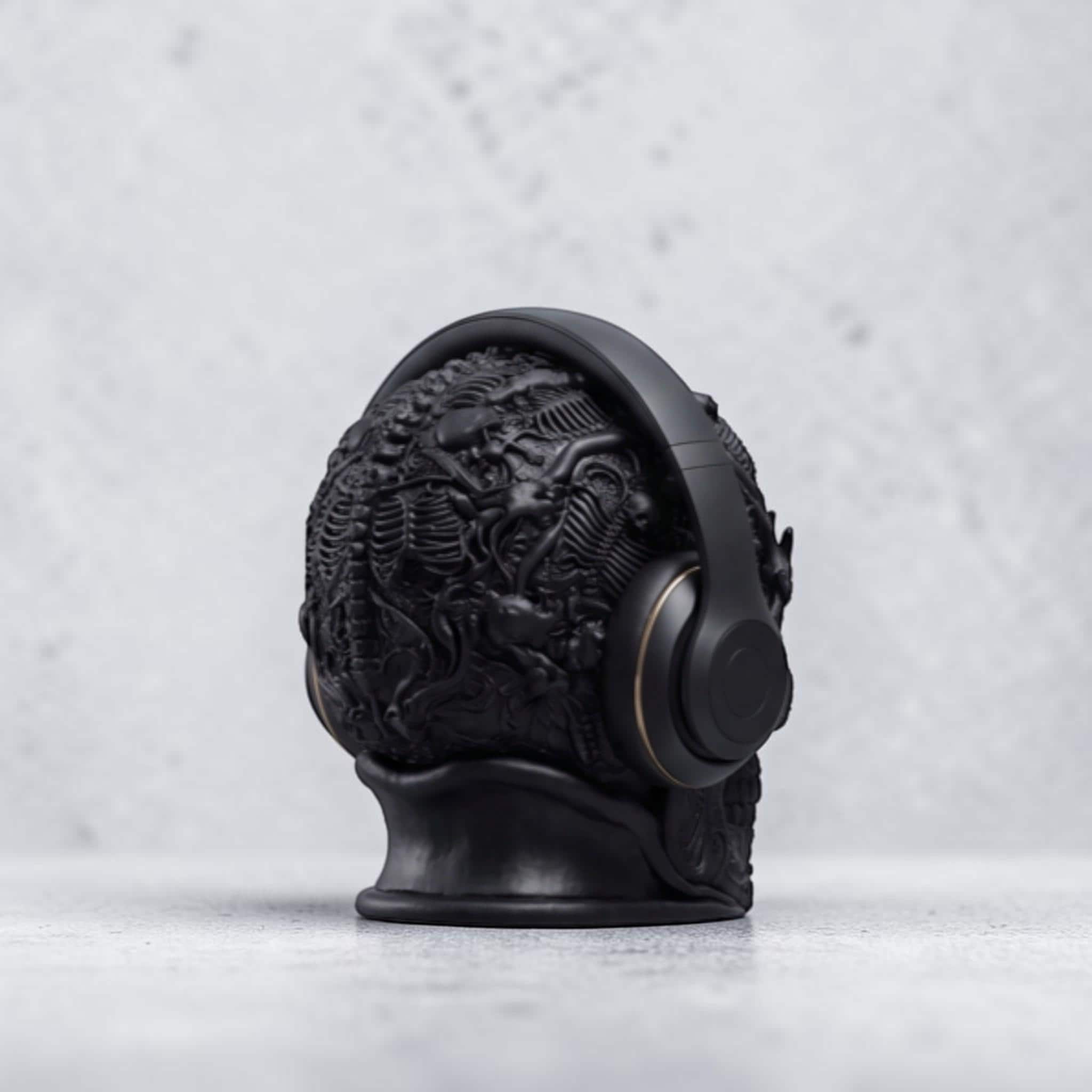 Gothic Skull Headphone Stand – Matte Black 3D Printed Gaming Decor